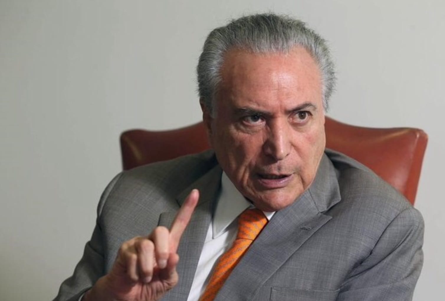 Sob o ceticismo internacional