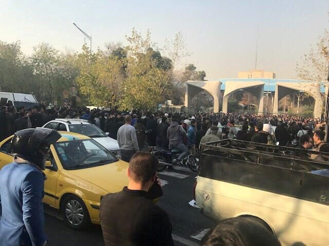 Com economia cambaleante, iranianos perdem a paciência com o governo